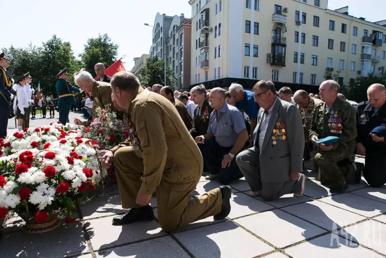 Фото: В Кемерове возложили цветы к Мемориалу Славы 20