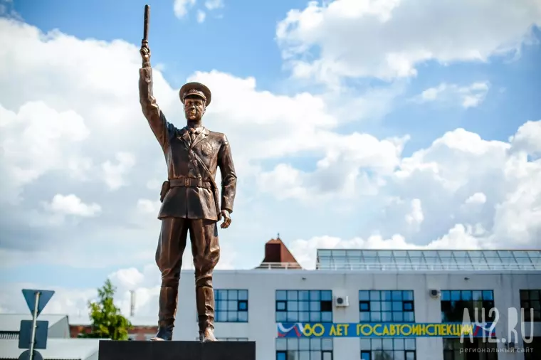 Фото: В Кемерове к 80-летию ГИБДД появился памятник регулировщику 1