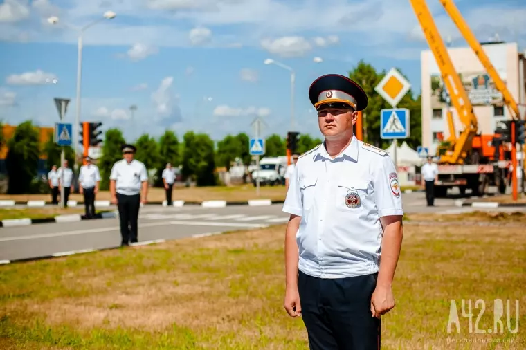 Фото: В Кемерове к 80-летию ГИБДД появился памятник регулировщику 4