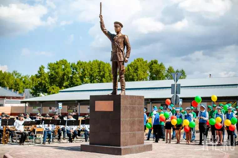 Фото: В Кемерове к 80-летию ГИБДД появился памятник регулировщику 12