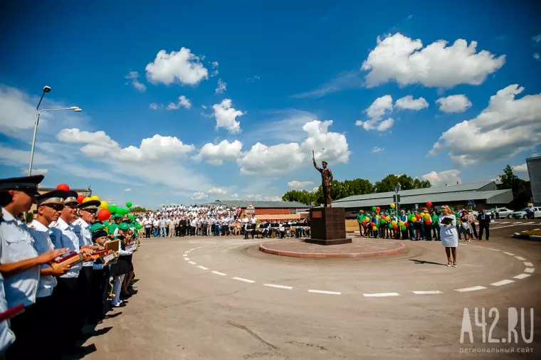 Фото: В Кемерове к 80-летию ГИБДД появился памятник регулировщику 32