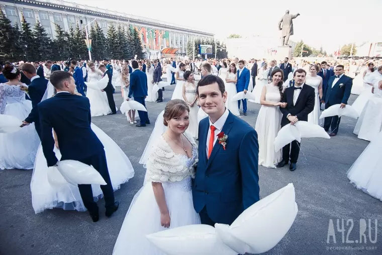 Фото: Свадьба в День шахтёра: 100 пар молодожёнов встретили праздник на площади Советов 1