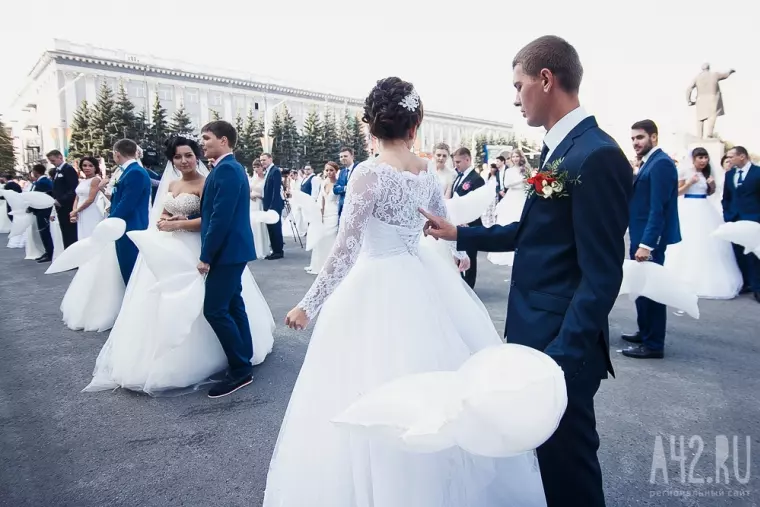 Фото: Свадьба в День шахтёра: 100 пар молодожёнов встретили праздник на площади Советов 2