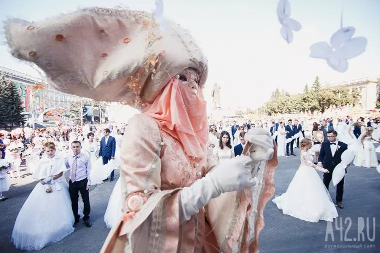 Фото: Свадьба в День шахтёра: 100 пар молодожёнов встретили праздник на площади Советов 3