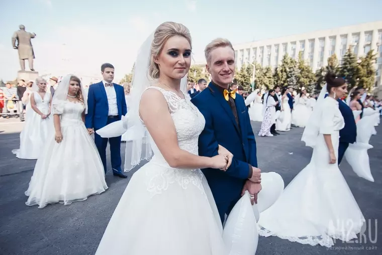 Фото: Свадьба в День шахтёра: 100 пар молодожёнов встретили праздник на площади Советов 4