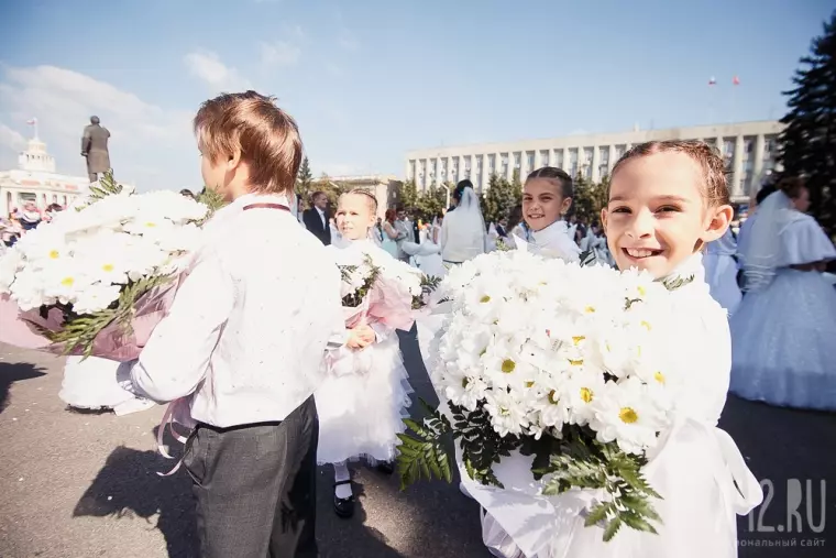 Фото: Свадьба в День шахтёра: 100 пар молодожёнов встретили праздник на площади Советов 5
