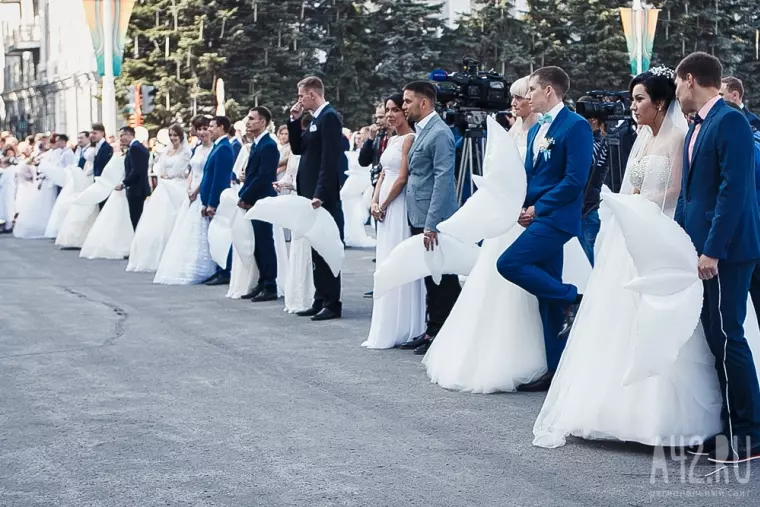 Фото: Свадьба в День шахтёра: 100 пар молодожёнов встретили праздник на площади Советов 6