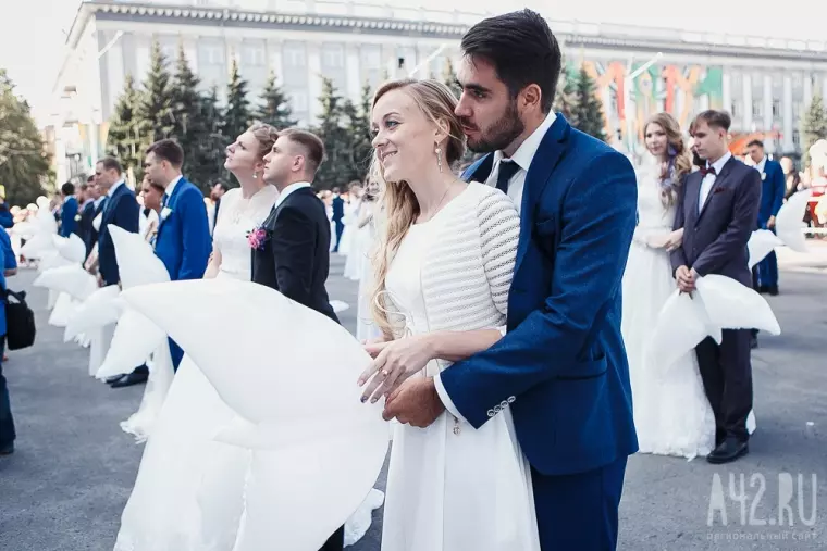 Фото: Свадьба в День шахтёра: 100 пар молодожёнов встретили праздник на площади Советов 7