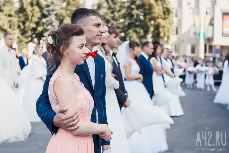 Фото: Свадьба в День шахтёра: 100 пар молодожёнов встретили праздник на площади Советов 10
