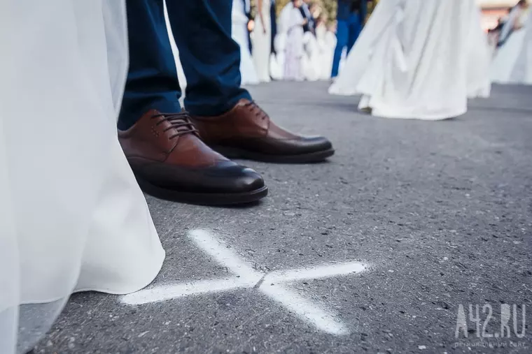 Фото: Свадьба в День шахтёра: 100 пар молодожёнов встретили праздник на площади Советов 11