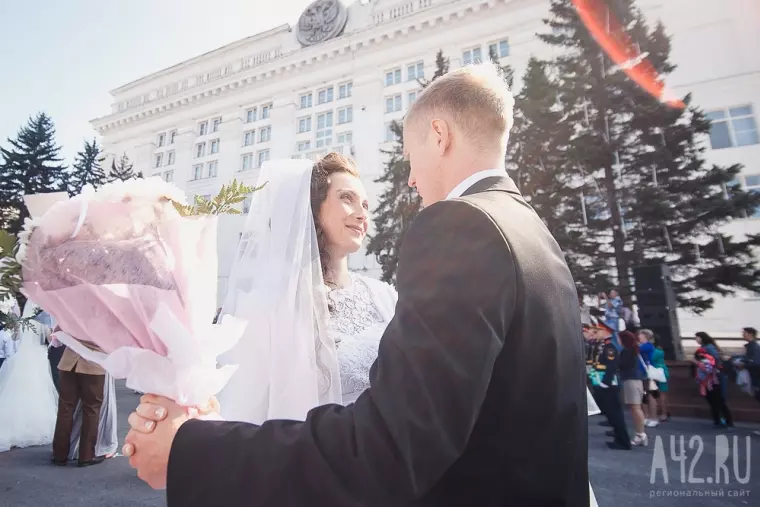 Фото: Свадьба в День шахтёра: 100 пар молодожёнов встретили праздник на площади Советов 15