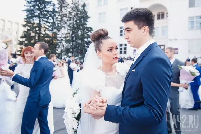 Фото: Свадьба в День шахтёра: 100 пар молодожёнов встретили праздник на площади Советов 16