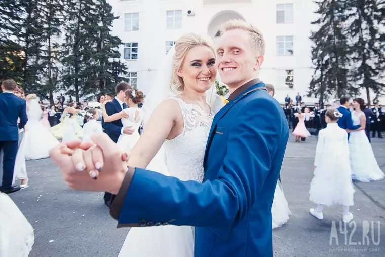 Фото: Свадьба в День шахтёра: 100 пар молодожёнов встретили праздник на площади Советов 17