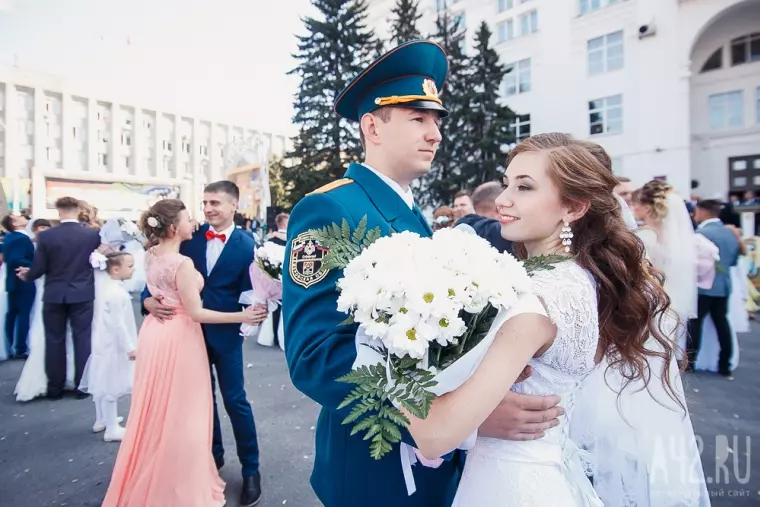 Фото: Свадьба в День шахтёра: 100 пар молодожёнов встретили праздник на площади Советов 18