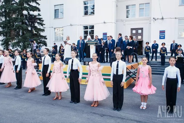 Фото: Свадьба в День шахтёра: 100 пар молодожёнов встретили праздник на площади Советов 19