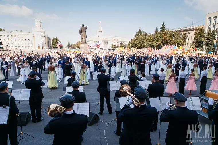 Фото: Свадьба в День шахтёра: 100 пар молодожёнов встретили праздник на площади Советов 20