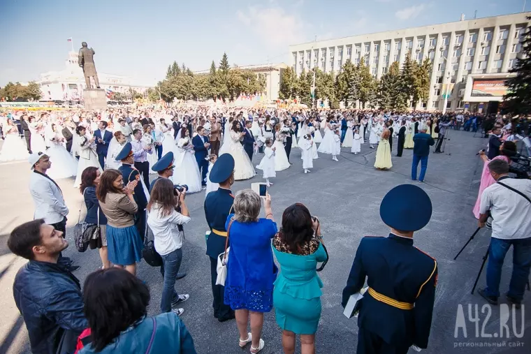 Фото: Свадьба в День шахтёра: 100 пар молодожёнов встретили праздник на площади Советов 21