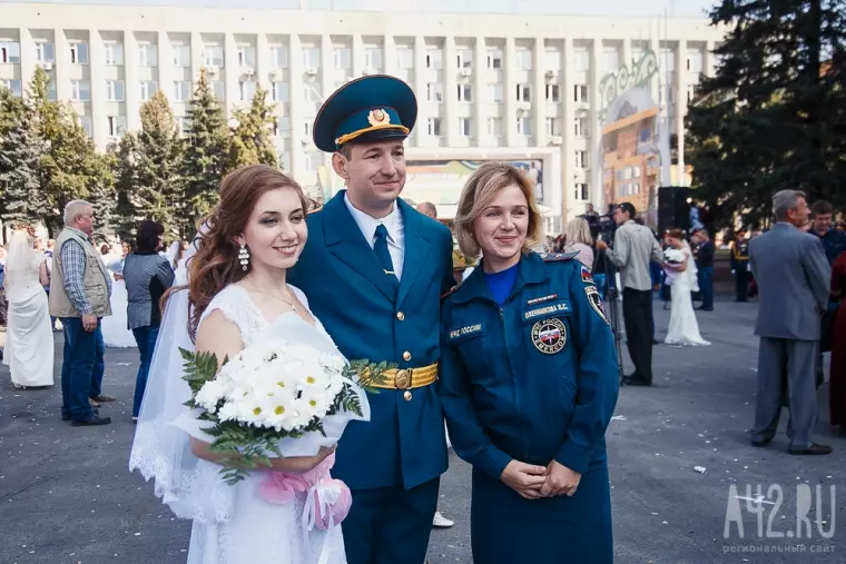 Фото: Свадьба в День шахтёра: 100 пар молодожёнов встретили праздник на площади Советов 22