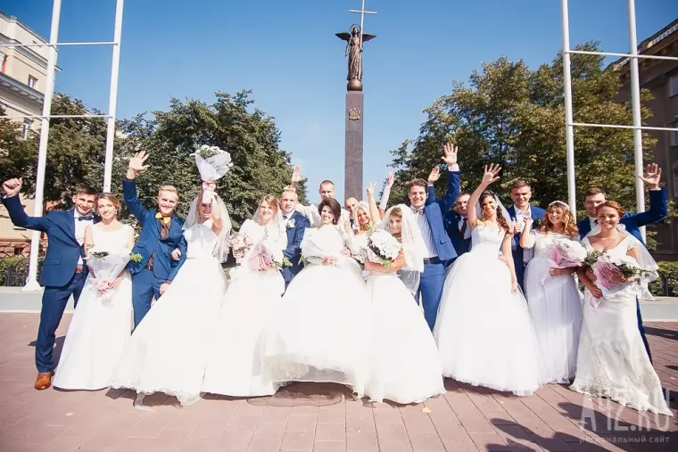 Фото: Свадьба в День шахтёра: 100 пар молодожёнов встретили праздник на площади Советов 23