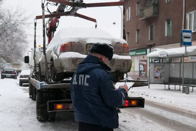 Фото: В Кемерове начали эвакуировать мешающие уборке снега автомобили 1