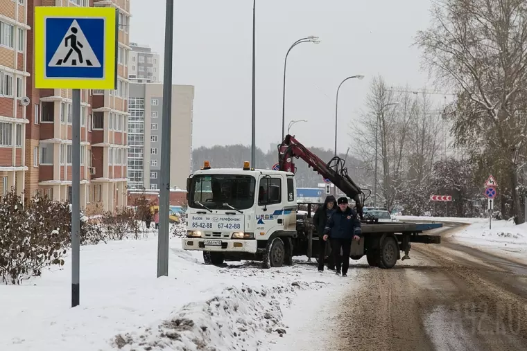 Фото: В Кемерове начали эвакуировать мешающие уборке снега автомобили 4