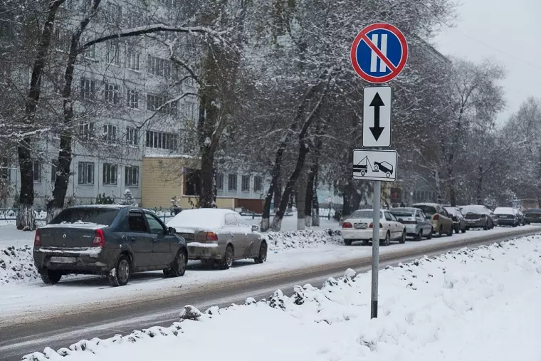 Фото: В Кемерове начали эвакуировать мешающие уборке снега автомобили 6