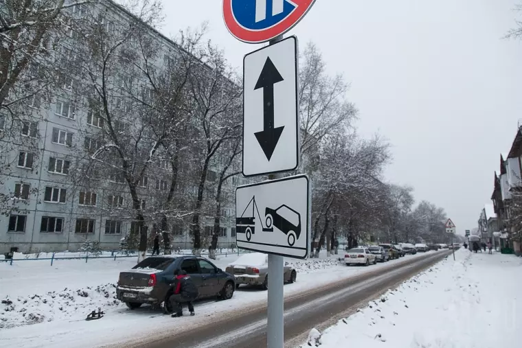 Фото: В Кемерове начали эвакуировать мешающие уборке снега автомобили 7
