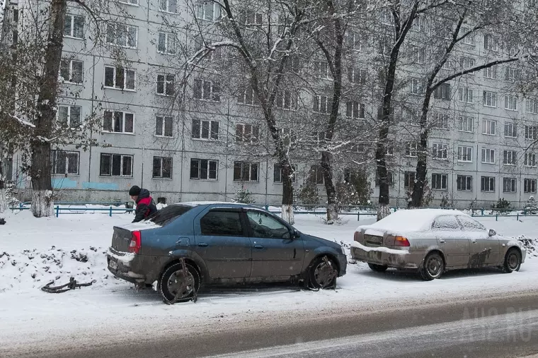 Фото: В Кемерове начали эвакуировать мешающие уборке снега автомобили 8