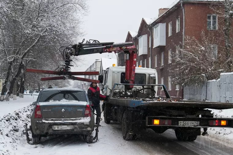 Фото: В Кемерове начали эвакуировать мешающие уборке снега автомобили 10