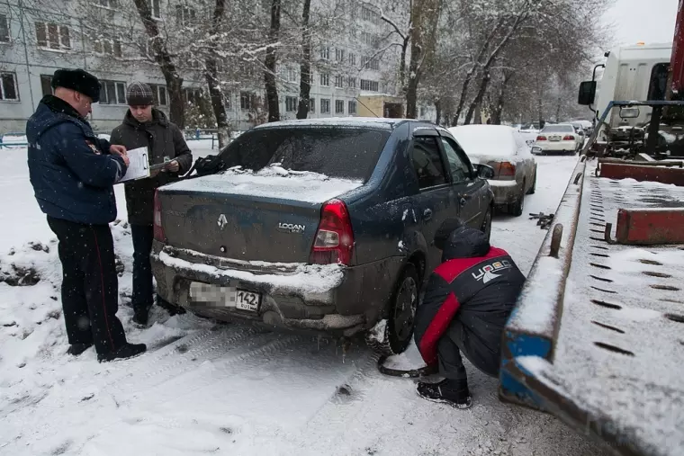 Фото: В Кемерове начали эвакуировать мешающие уборке снега автомобили 12