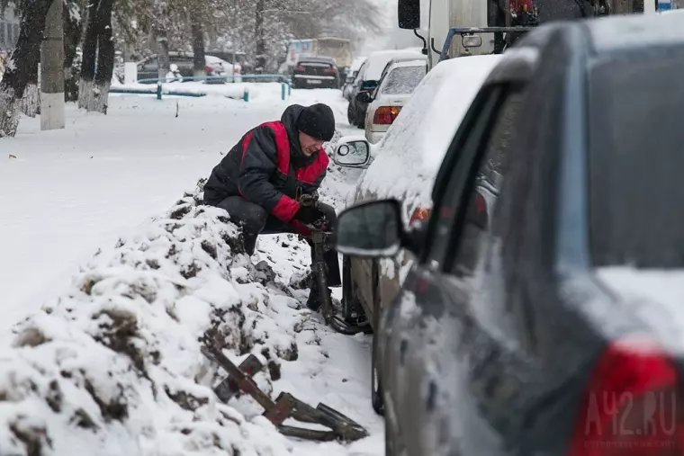 Фото: В Кемерове начали эвакуировать мешающие уборке снега автомобили 13