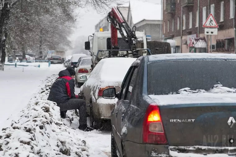 Фото: В Кемерове начали эвакуировать мешающие уборке снега автомобили 14