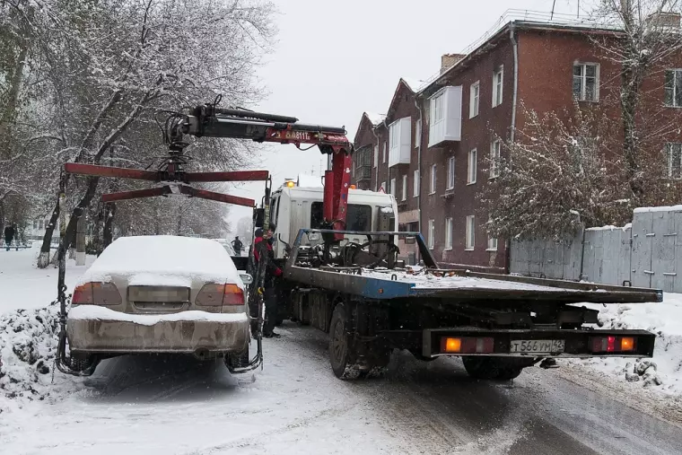 Фото: В Кемерове начали эвакуировать мешающие уборке снега автомобили 16