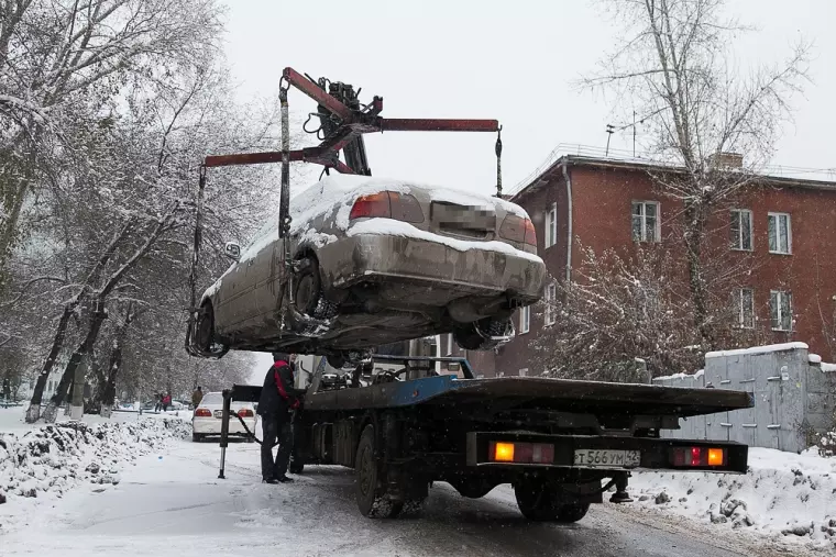 Фото: В Кемерове начали эвакуировать мешающие уборке снега автомобили 17