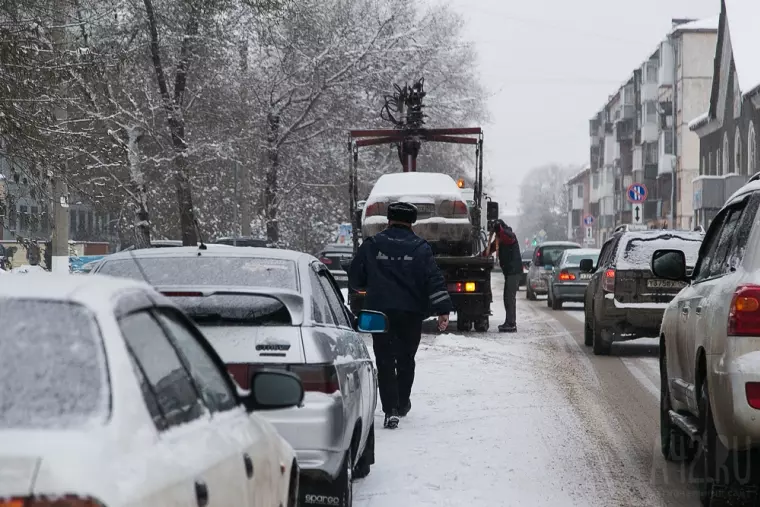 Фото: В Кемерове начали эвакуировать мешающие уборке снега автомобили 18