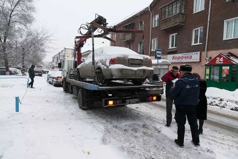 Фото: В Кемерове начали эвакуировать мешающие уборке снега автомобили 19
