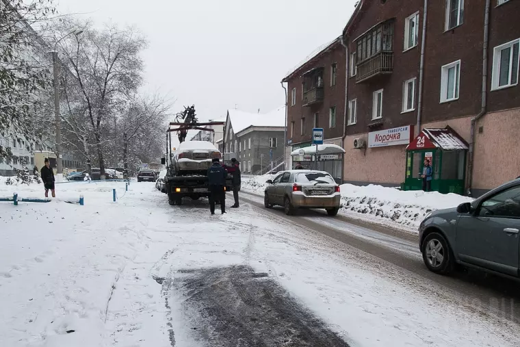 Фото: В Кемерове начали эвакуировать мешающие уборке снега автомобили 20