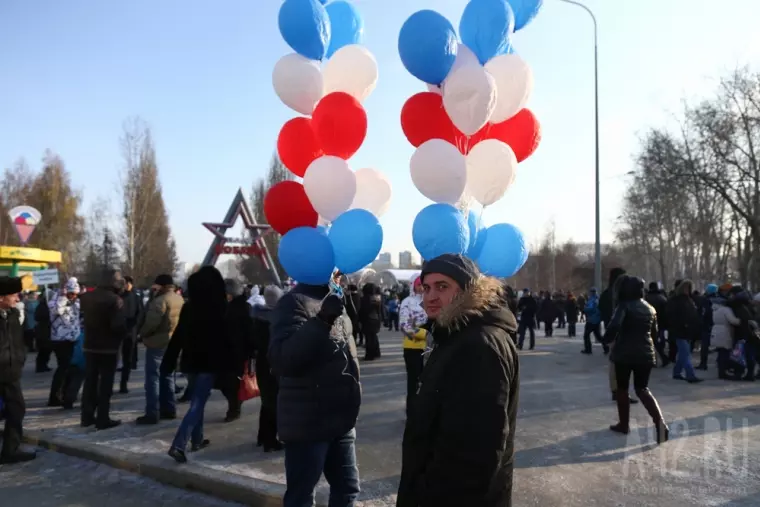 Фото: Мы вместе: праздничный митинг-концерт в кемеровском парке Победы 3