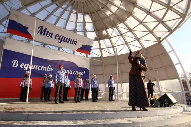 Фото: Мы вместе: праздничный митинг-концерт в кемеровском парке Победы 12