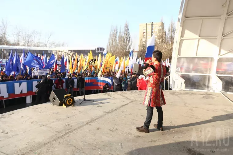Фото: Мы вместе: праздничный митинг-концерт в кемеровском парке Победы 16