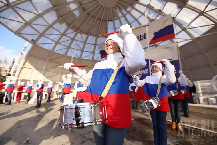 Фото: Мы вместе: праздничный митинг-концерт в кемеровском парке Победы 24