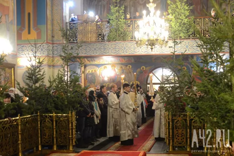 Фото: Свет Рождества: праздничная служба в Знаменском соборе Кемерова 8