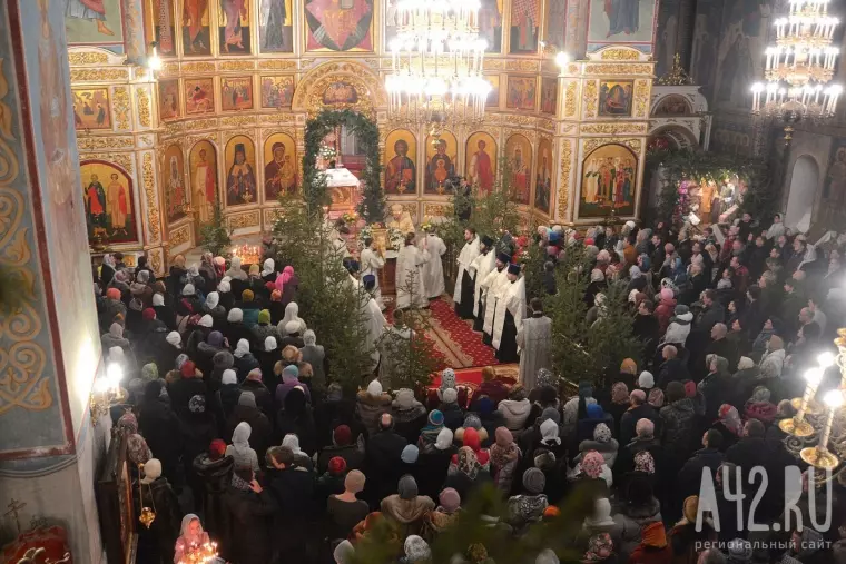 Фото: Свет Рождества: праздничная служба в Знаменском соборе Кемерова 22