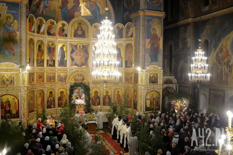 Фото: Свет Рождества: праздничная служба в Знаменском соборе Кемерова 23