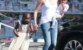 Известная голливудская актриса одевает своего 6-летнего сына в платья 9