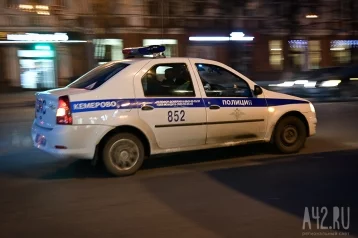 Фото: Полиция задержала двух кемеровчан, когда они грузили мужчину в багажник авто 1