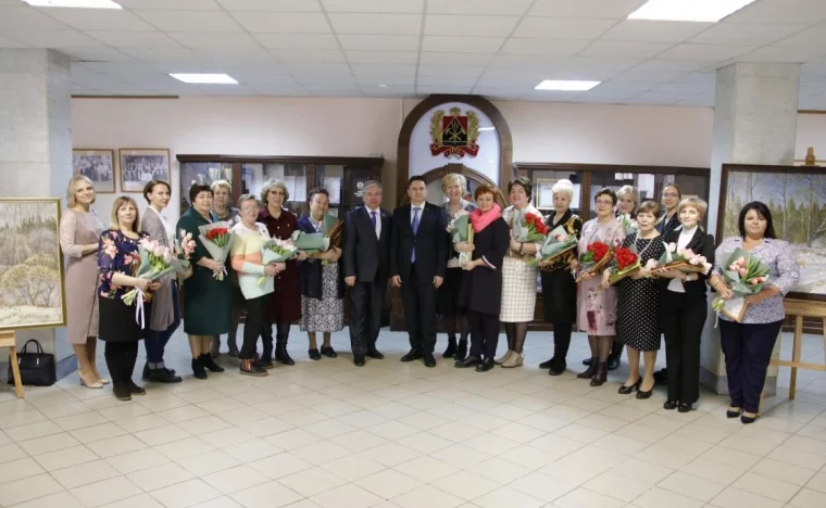 Фото: Кузбасские депутаты поздравили женщин с 8 марта  2