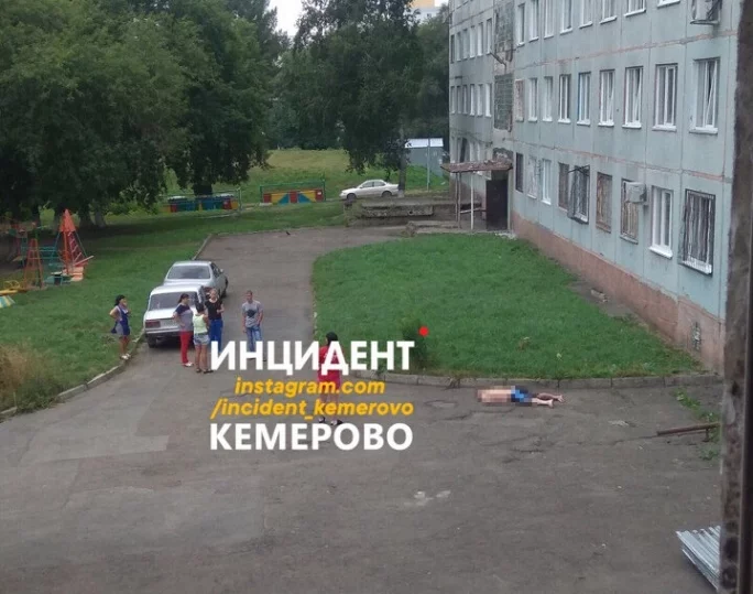Фото: В Кемерове с девятого этажа дома выпал мужчина 2