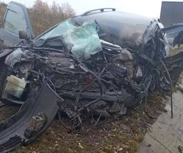 Фото: В Кузбассе на трассе фура смяла Toyota, есть погибший: появились фото ДТП 1