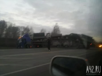 Фото: В Кузбассе полный машин автовоз слетел в кювет 1